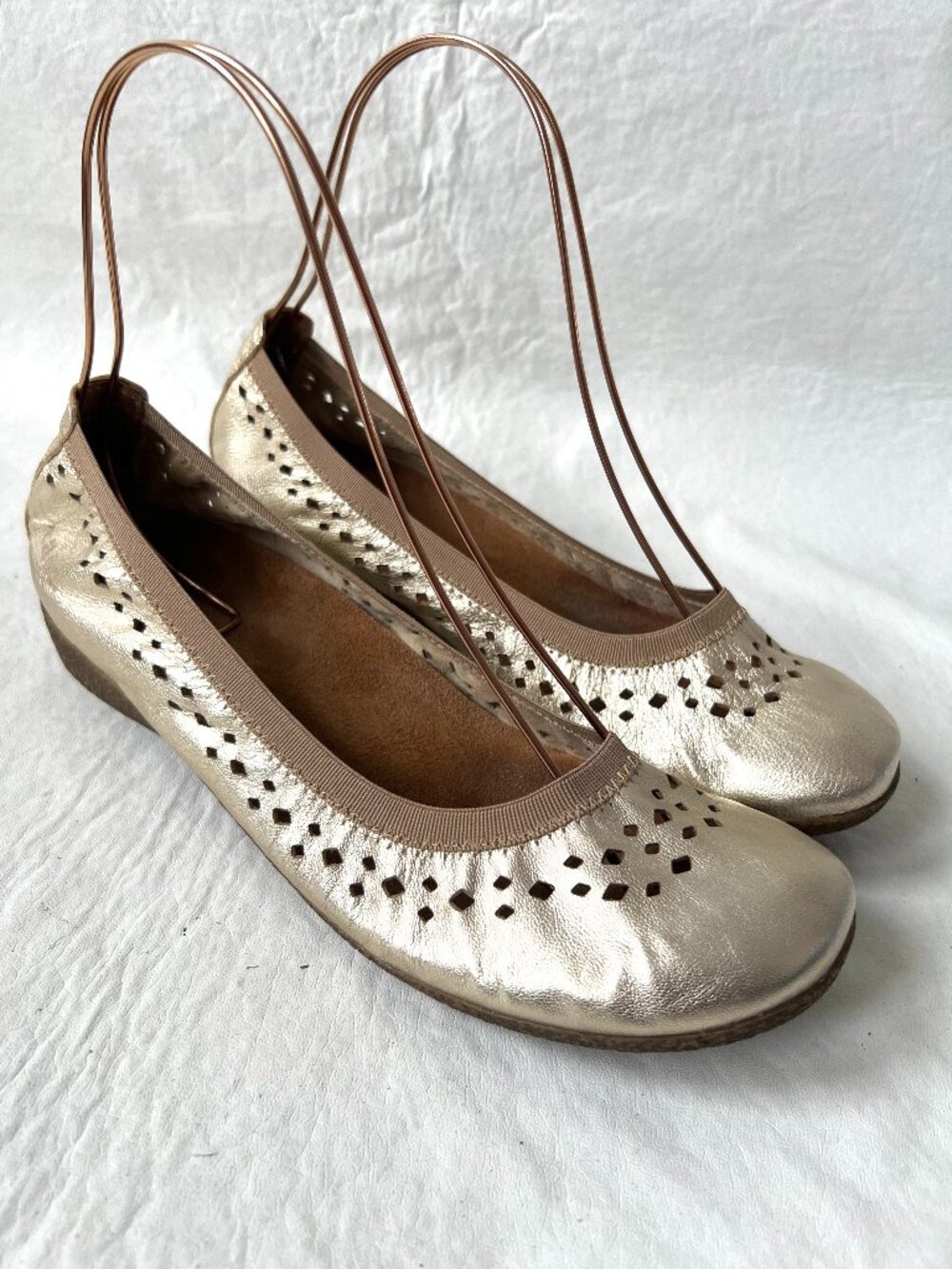 Taos shoes ballet flats gold leather 10 10.5 Untold slip on shoe elastic cut out